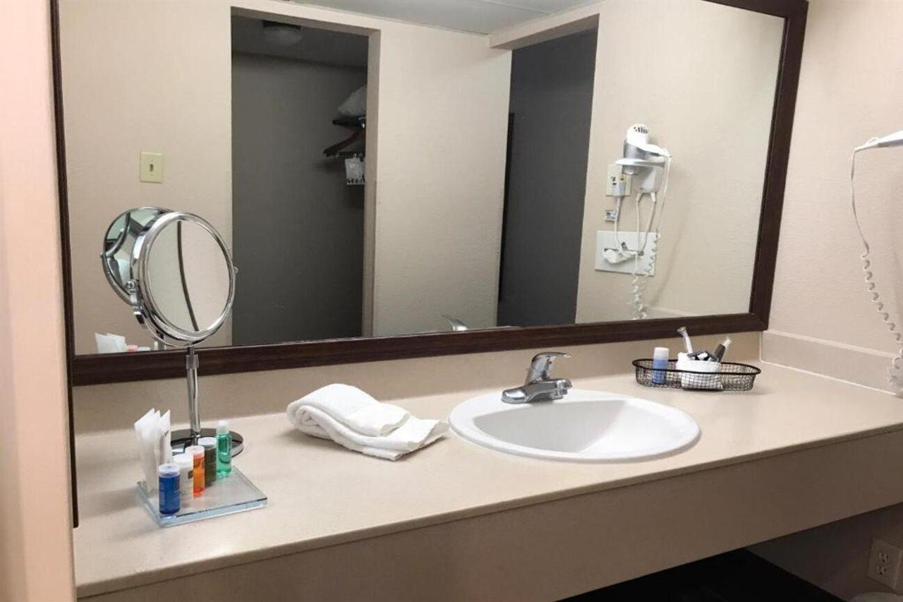 Radisson Louisville North 3*