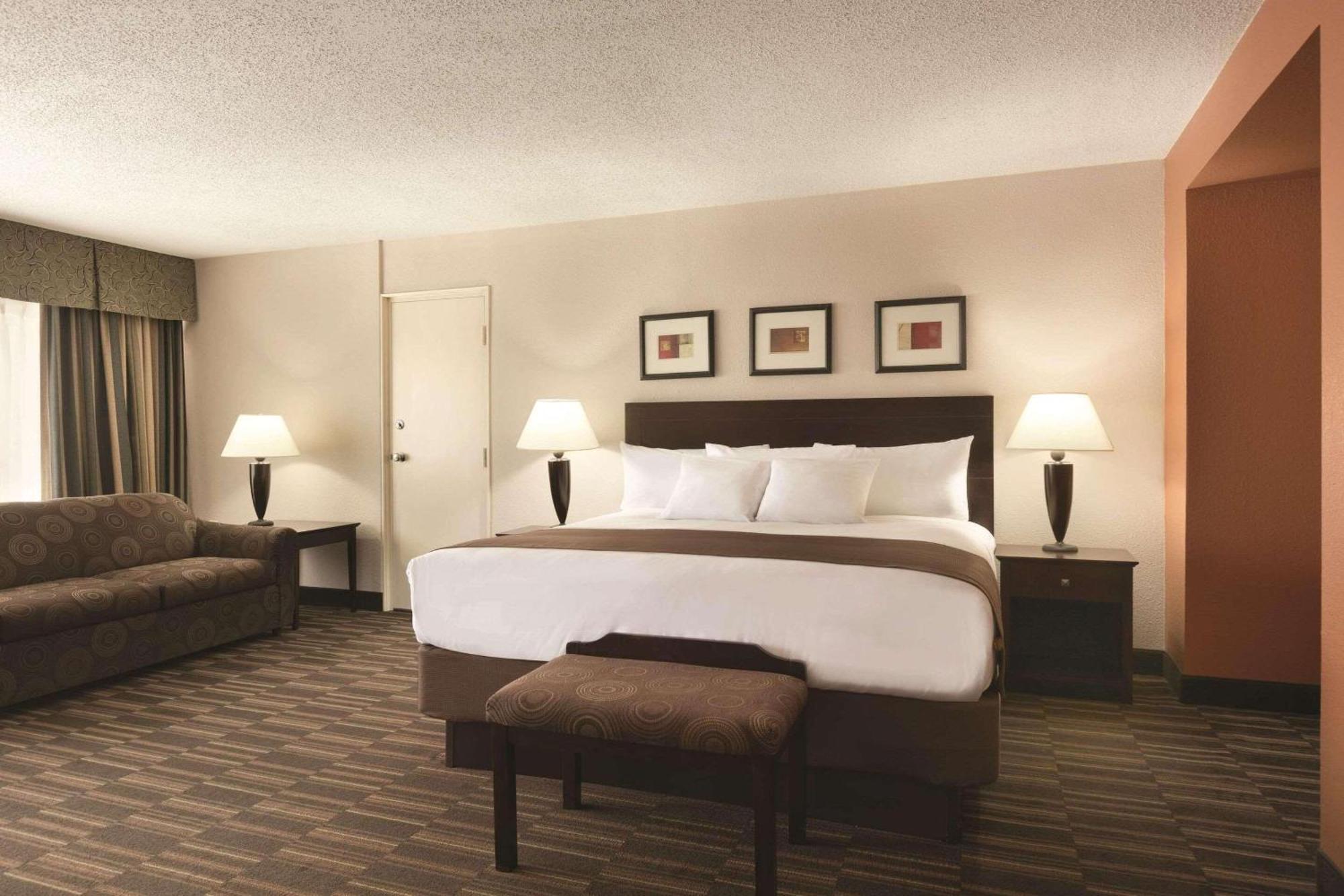 Radisson Louisville North 3*
